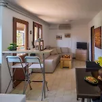 Poolside Compact Family Bella بيت للعطل روفينجسكو سيلو
