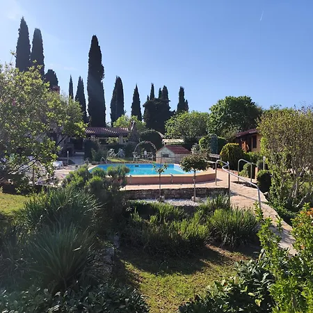 Poolside Compact Family Bella