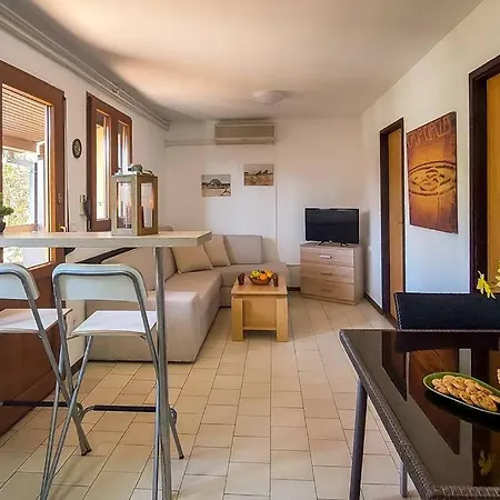 Сasa de vacaciones Poolside Compact Family Bella