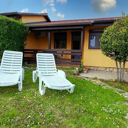 Сasa de vacaciones Poolside Compact Family Bella